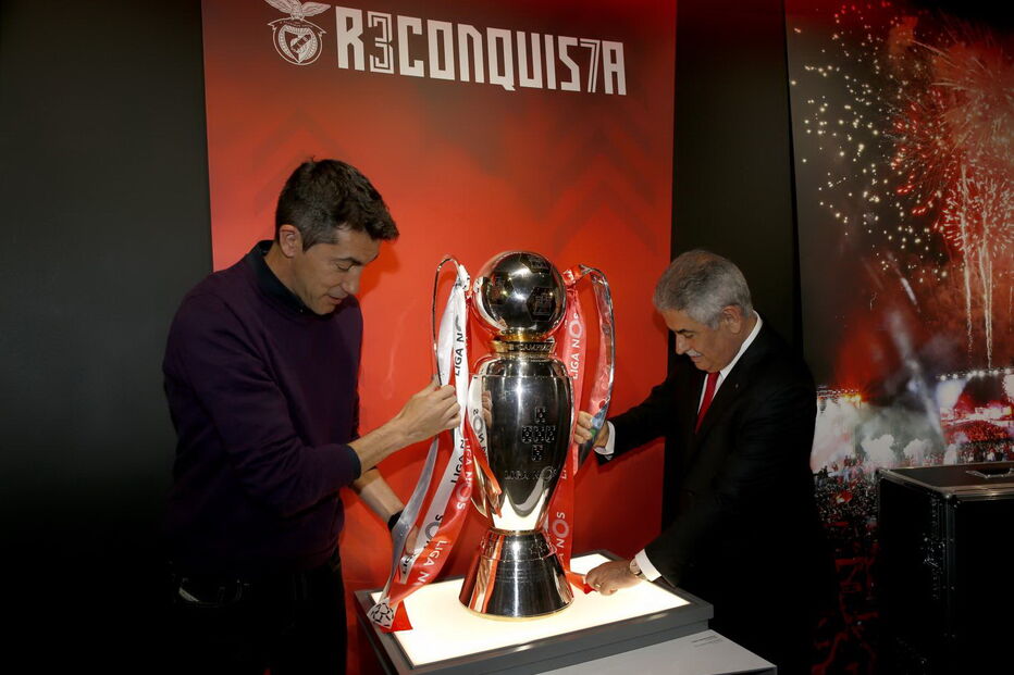 Bruno Lage e Luís Filipe Vieira depositaram ontem o troféu de campeões da Liga no Museu Cosme Damião 