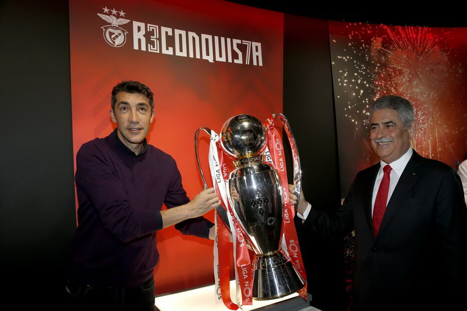Bruno Lage e Luís Filipe Vieira depositaram ontem o troféu de campeões da Liga no Museu Cosme Damião 