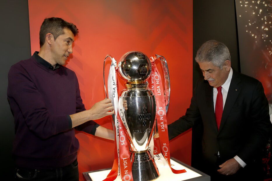 Bruno Lage e Luís Filipe Vieira depositaram ontem o troféu de campeões da Liga no Museu Cosme Damião 
