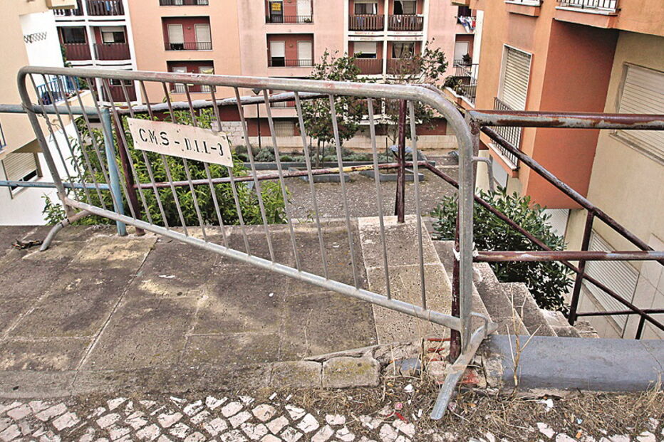 Barreiras de segurança colocadas pela Câmara de Sintra, mas sem previsão de reconstrução da estrutura degradada 