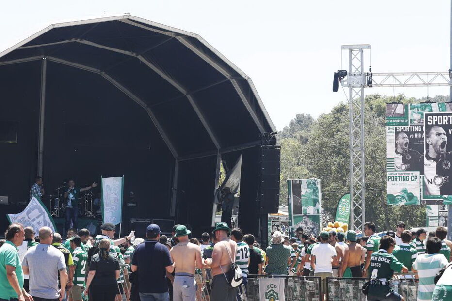 Adeptos do Sporting e do FC Porto fazem a festa da Taça de Portugal no Jamor