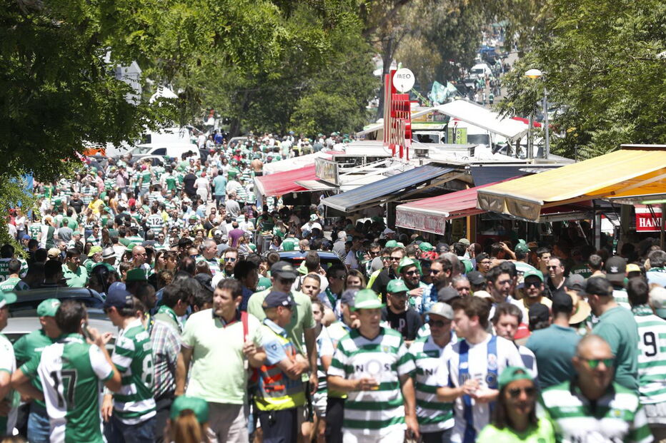 Adeptos do Sporting e do FC Porto fazem a festa da Taça de Portugal no Jamor