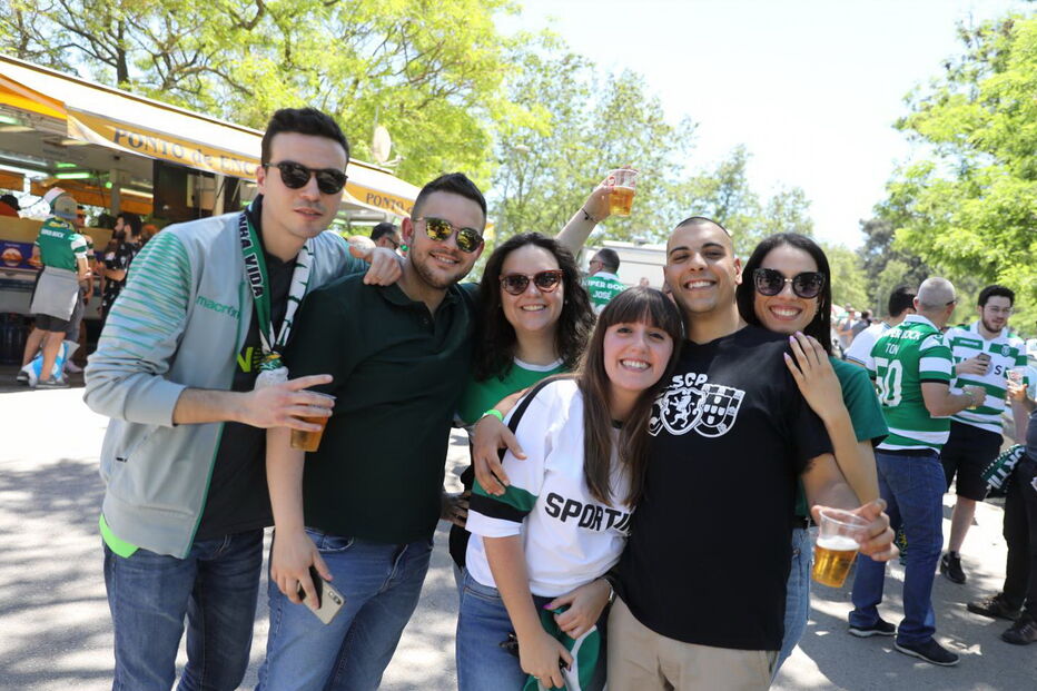 Adeptos do Sporting e do FC Porto fazem a festa da Taça de Portugal no Jamor