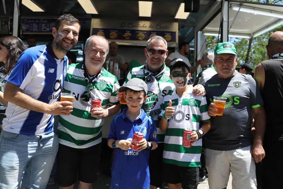 Adeptos do Sporting e do FC Porto fazem a festa da Taça de Portugal no Jamor