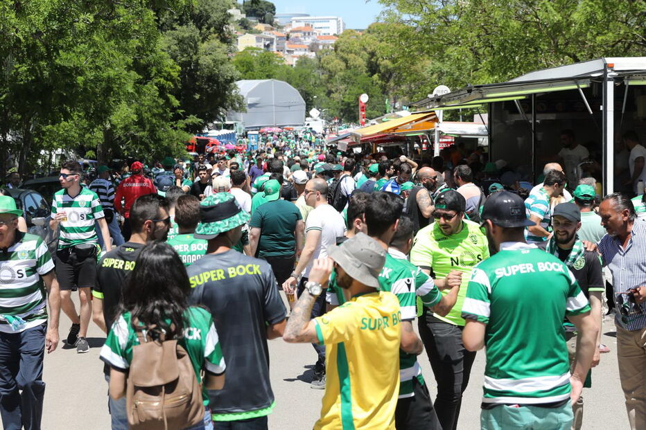Adeptos do Sporting e do FC Porto fazem a festa da Taça de Portugal no Jamor