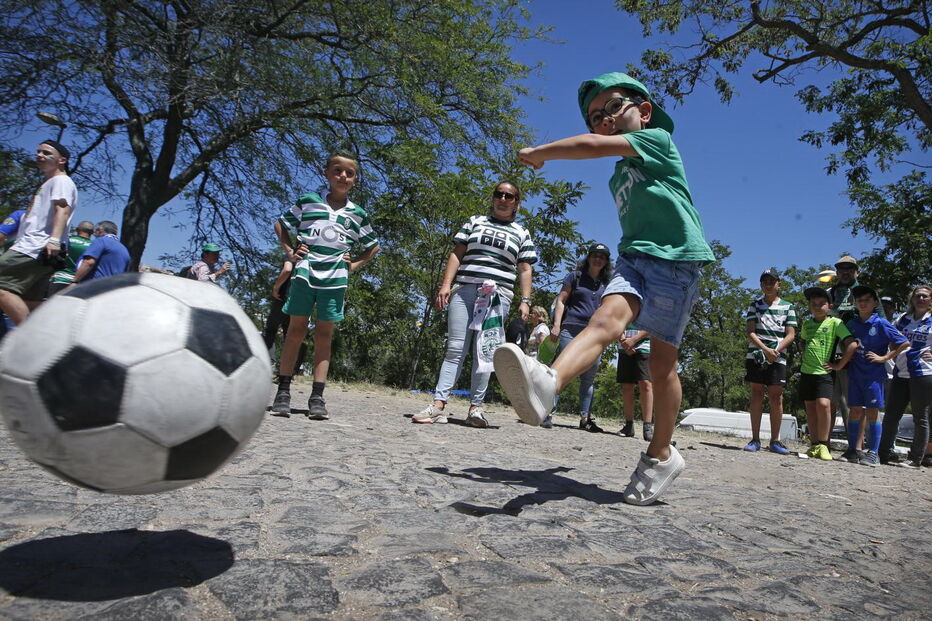Adeptos do Sporting e do FC Porto fazem a festa da Taça de Portugal no Jamor