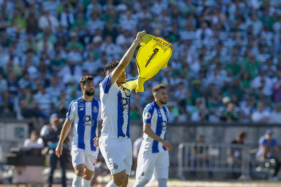 Jogadores prestaram um tributo ao espanhol que assistiu à partida nas bancadas do Jamor