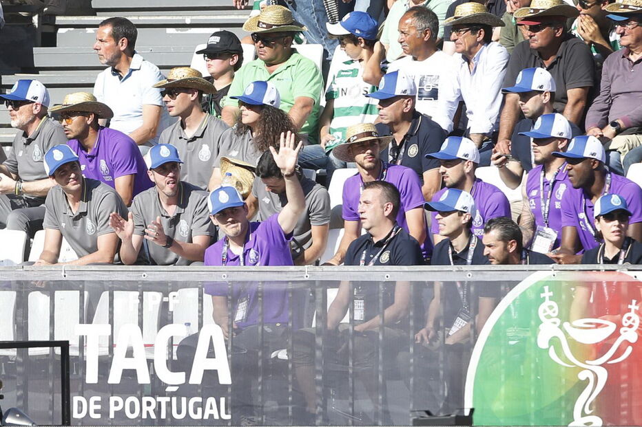Iker Casillas homenageado em campo pelos colegas durante final da Taça de Portugal 