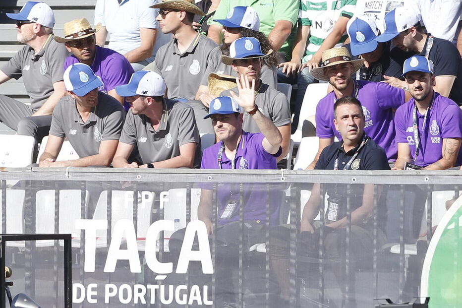 Iker Casillas homenageado em campo pelos colegas durante final da Taça de Portugal 