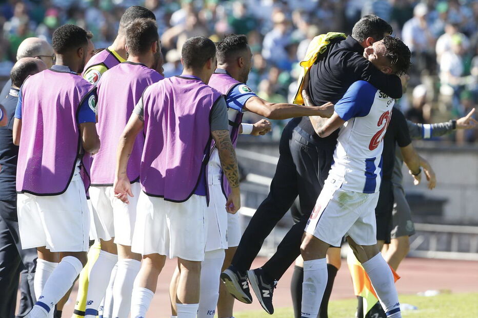 Iker Casillas homenageado em campo pelos colegas durante final da Taça de Portugal 