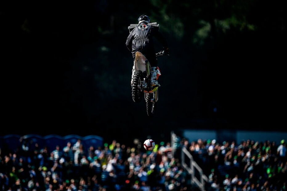 A bola da Final da Taça de Portugal foi entregue por uma mota