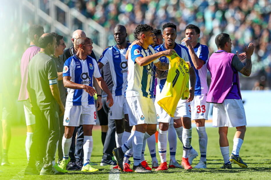 Iker Casillas homenageado em campo pelos colegas durante final da Taça de Portugal 