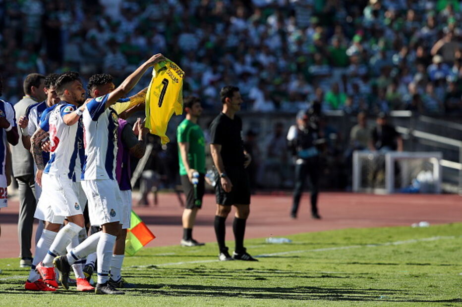 Iker Casillas homenageado em campo pelos colegas durante final da Taça de Portugal 