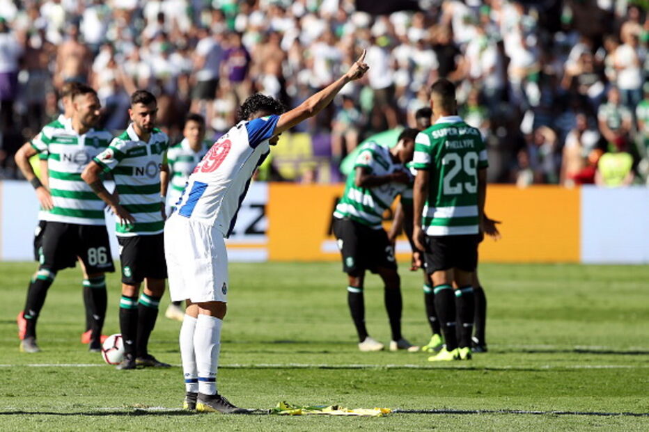 Iker Casillas homenageado em campo pelos colegas durante final da Taça de Portugal 