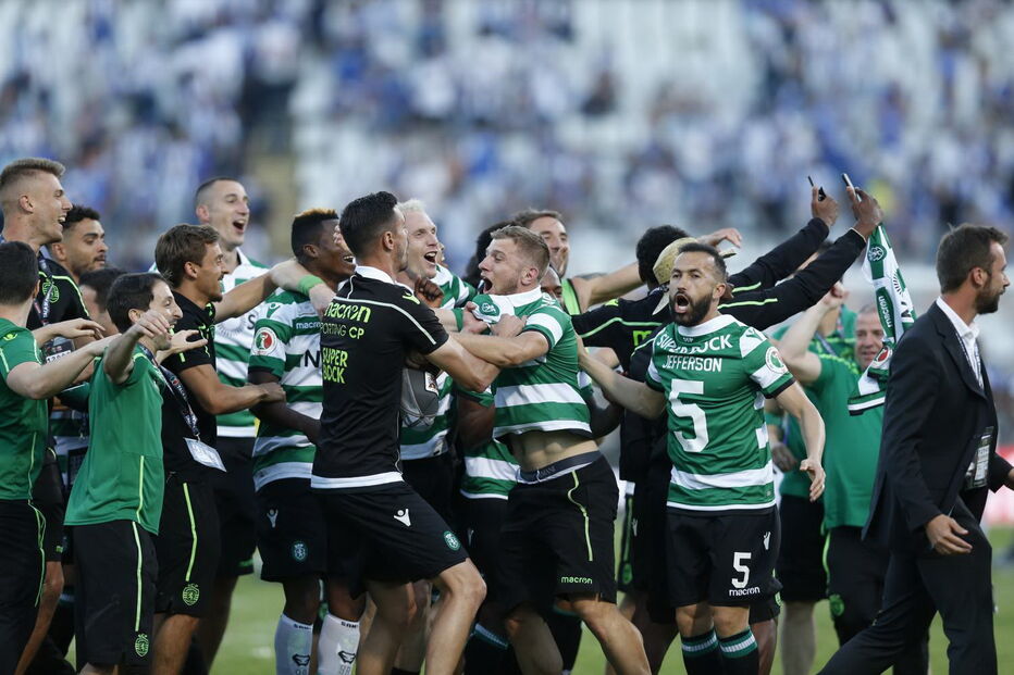 Equipa do Sporting levanta Taça de Portugal na varanda do Jamor