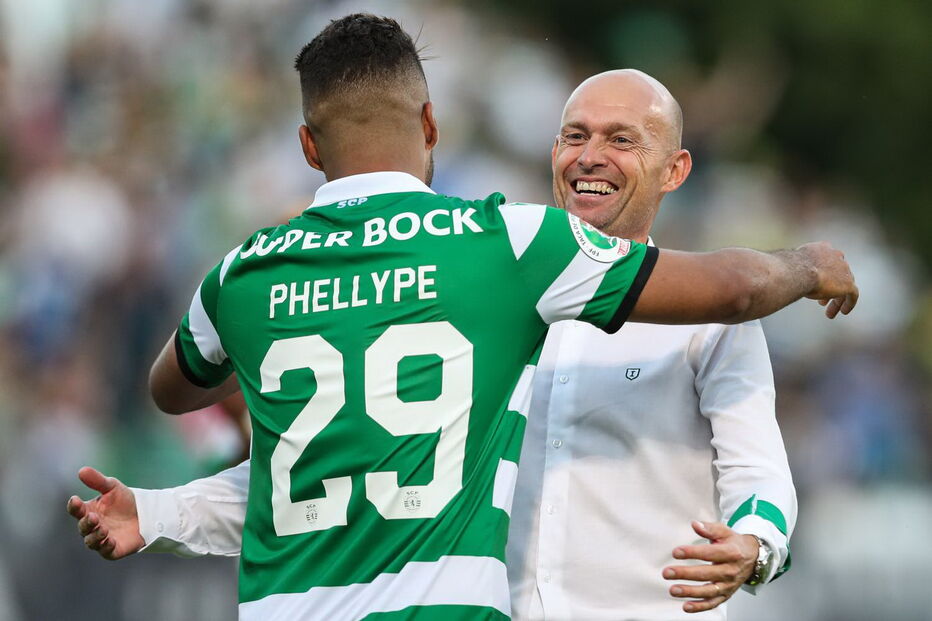 Equipa do Sporting levanta Taça de Portugal na varanda do Jamor