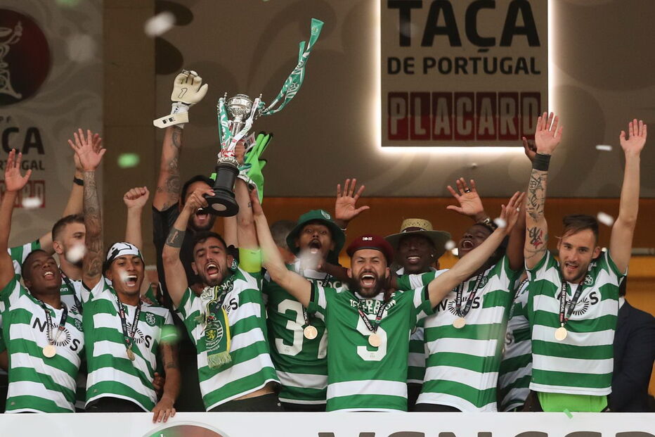 Equipa do Sporting levanta Taça de Portugal na varanda do Jamor
