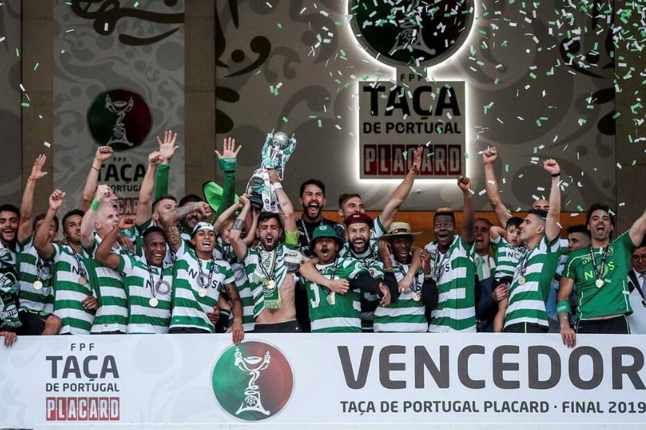 Equipa do Sporting levanta Taça de Portugal na varanda do Jamor
