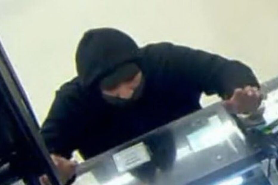 Funcionário de loja tinha uma arma maior do que a do ladrão 