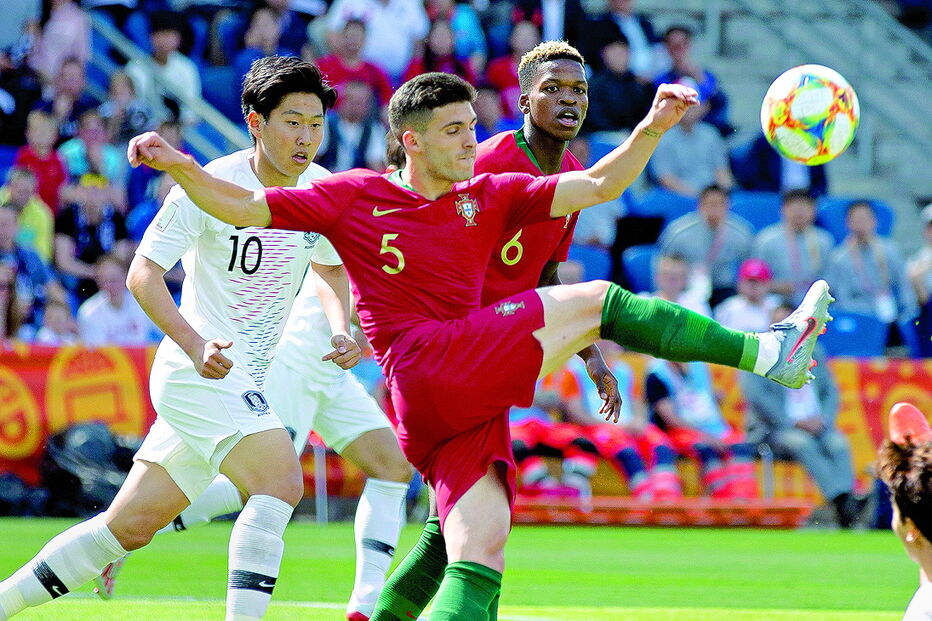 Rúben Vinagre corta a bola perante a pressão de Kangin Lee