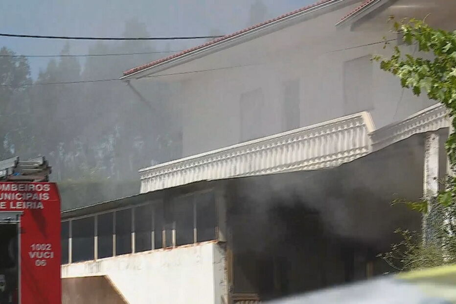 Bombeiros combatem incêndio durante quatro horas em Leiria