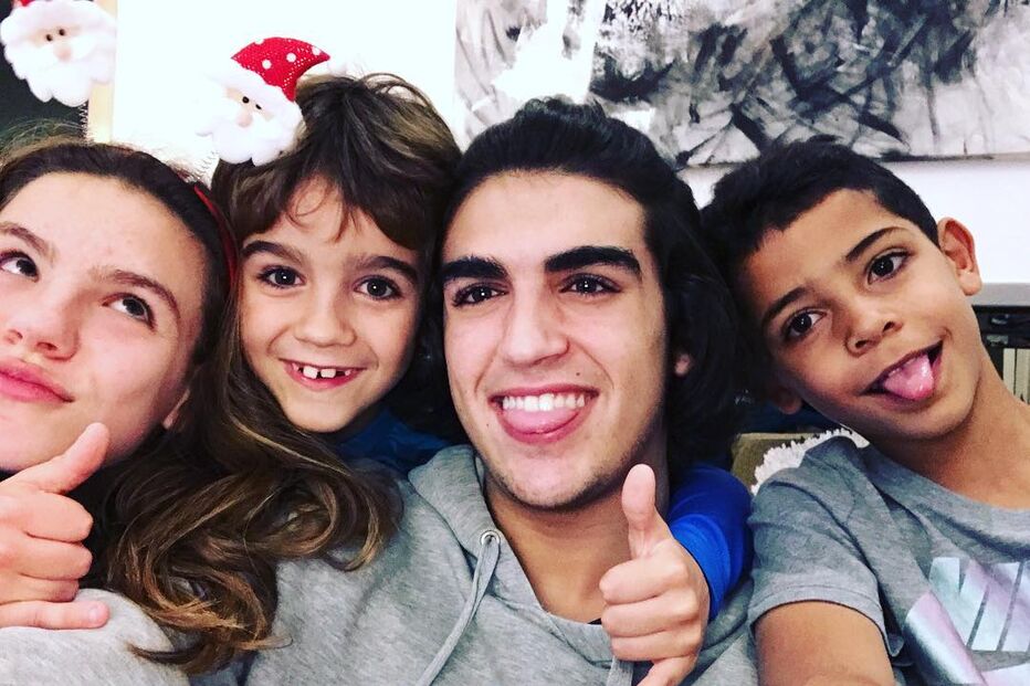 Katia Aveiro com os filhos
