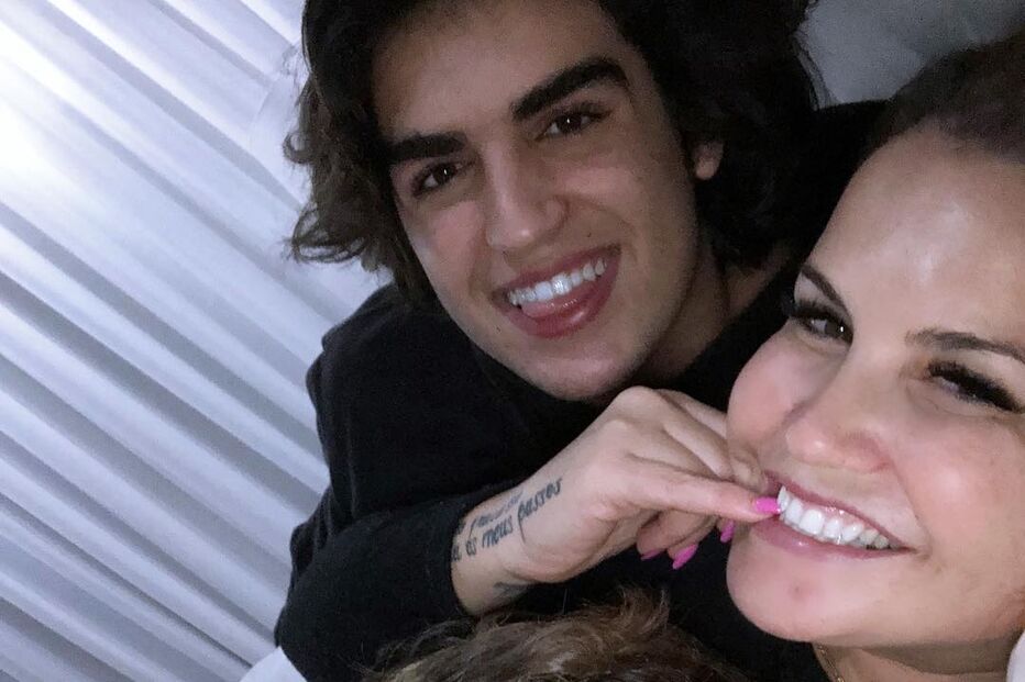 Katia Aveiro com os filhos