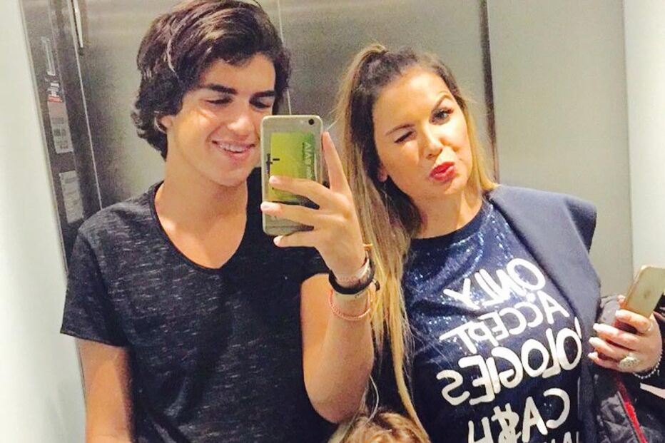 Katia Aveiro com os filhos