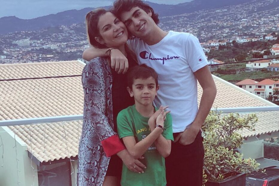 Katia Aveiro com os filhos