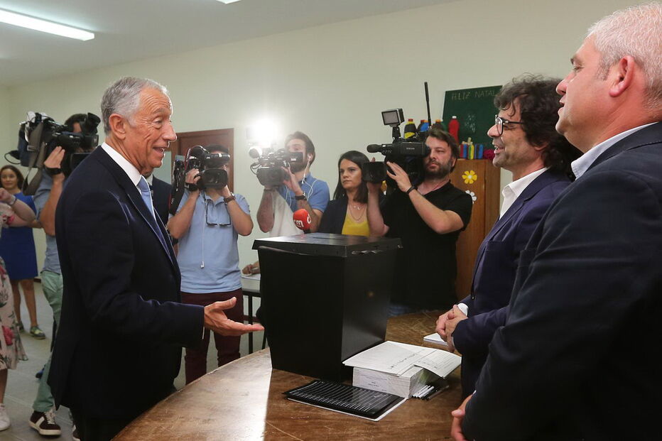 Marcelo Rebelo de Sousa exerce direito de voto na sede da antiga Junta de Freguesia de Molares, em Celorico de Basto