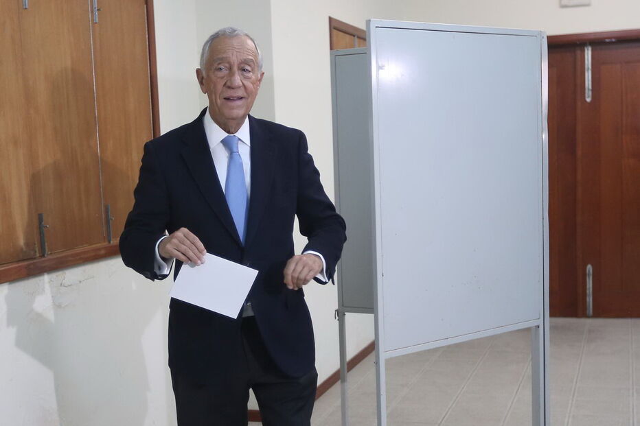 Marcelo Rebelo de Sousa exerce direito de voto na sede da antiga Junta de Freguesia de Molares, em Celorico de Basto
