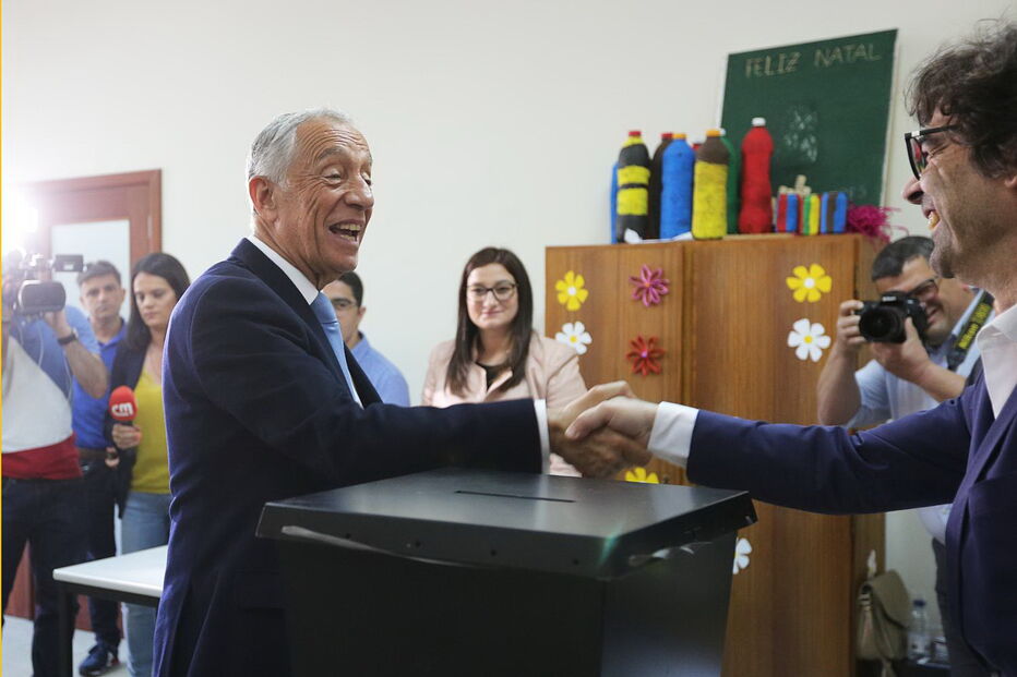 Marcelo Rebelo de Sousa exerce direito de voto na sede da antiga Junta de Freguesia de Molares, em Celorico de Basto
