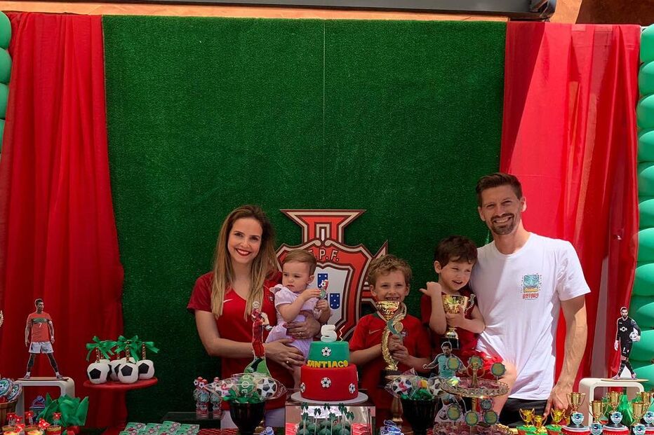 Margarida Neuparth com Adrien Silva e os filhos