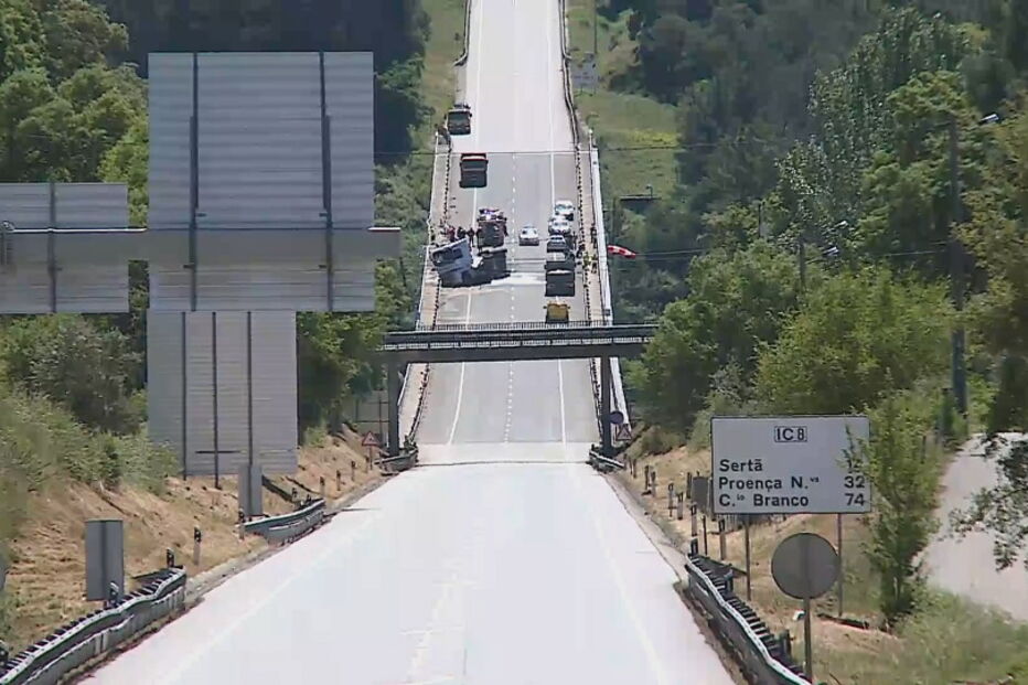 Camião cisterna despista-se no IC8 e derrama acetona