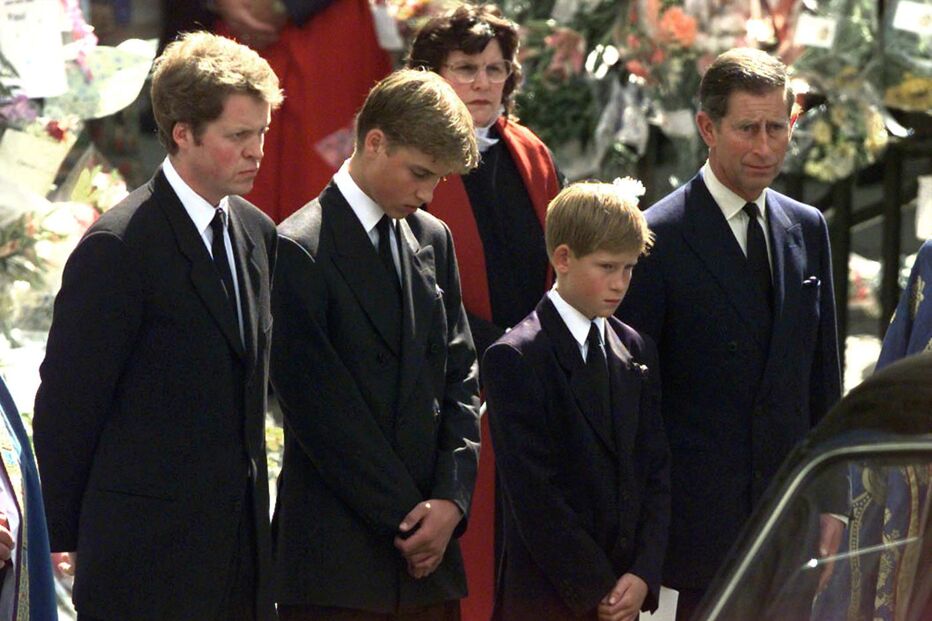 Príncipe Carlos com os filhos, William e Harry, no funeral da Princesa Diana