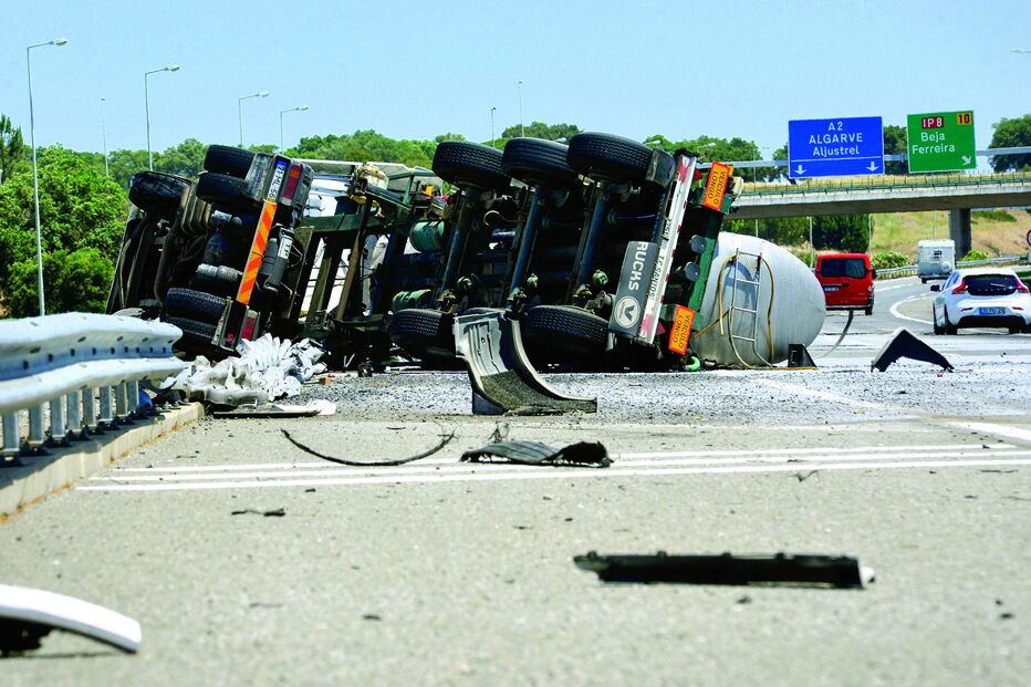  Motorista de camião morre após despiste violento na A2 junto a Grândola