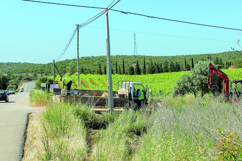 Dois perdem a vida em choque com poste