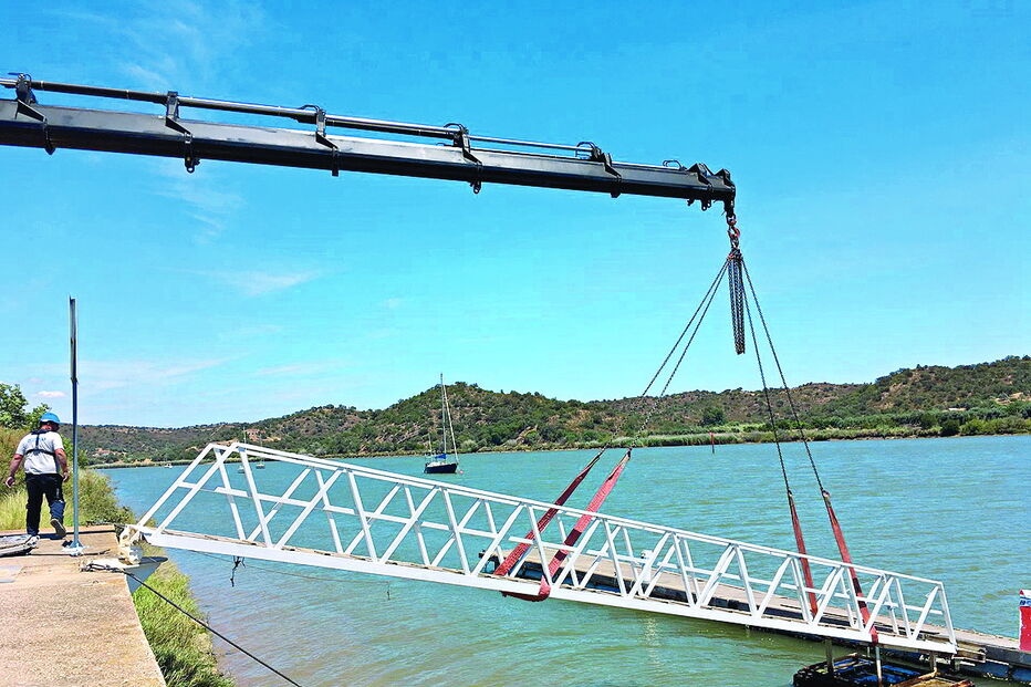Ponte metálica de acesso ao cais vai ser alvo de reparação com uma nova pintura anticorrosão e um novo convés  