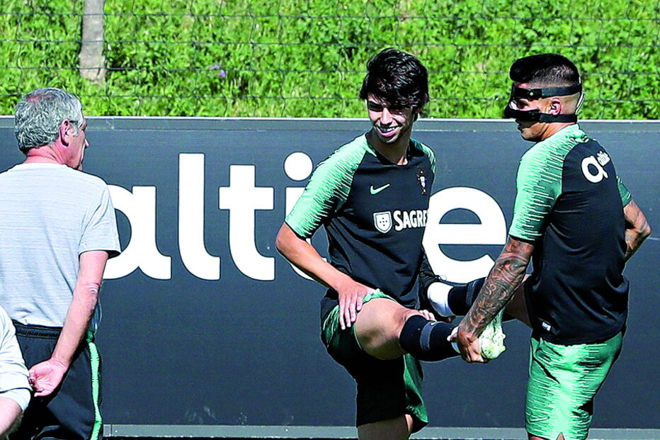 Fernando Santos atento aos exercícios de João Félix e João Cancelo 