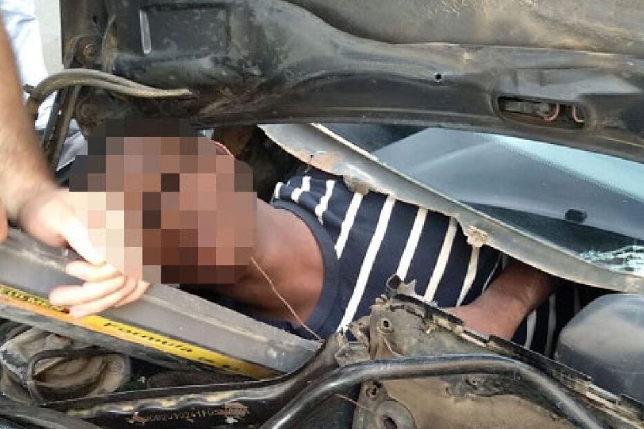 Os três jovens foram encontrados em condições perigosas numa tentativa desesperada de chegar à Europa.