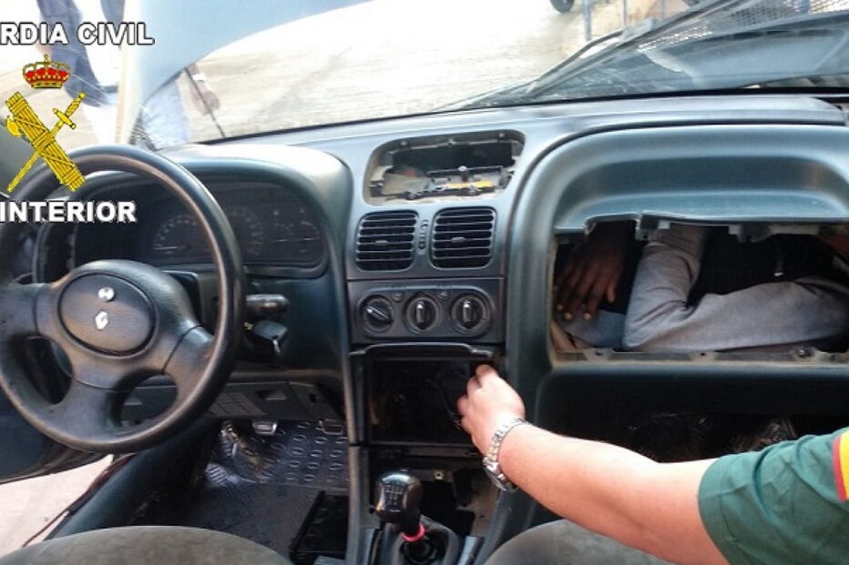 Os três jovens foram encontrados em condições perigosas numa tentativa desesperada de chegar à Europa.