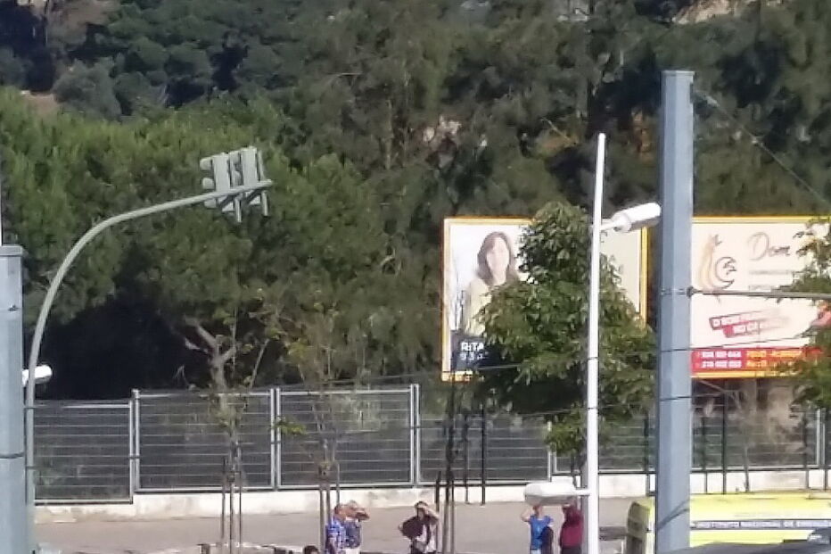 Metro descarrila e embate contra carros em Almada