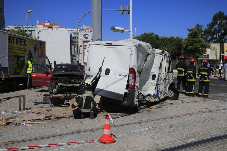 Metro descarrila e embate contra carros em Almada
