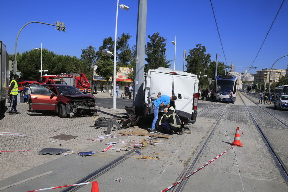 Metro descarrila e embate contra carros em Almada