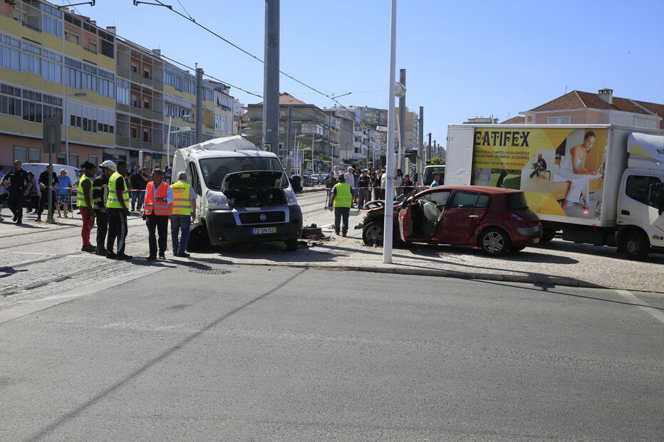 Metro descarrila e embate contra carros em Almada