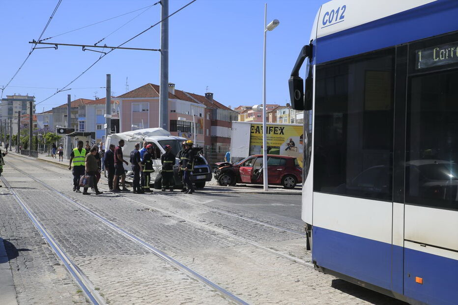 Carros colidem com metro em Corroios