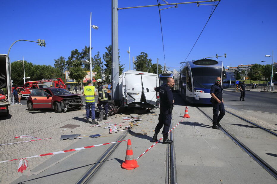 Carros colidem com metro em Almada