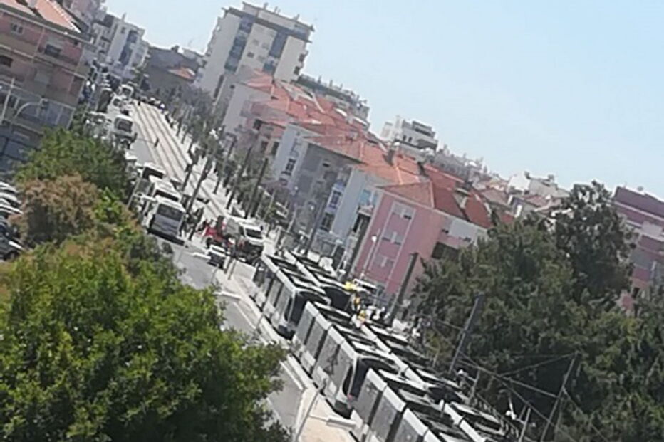 Carros colidem com metro em Almada