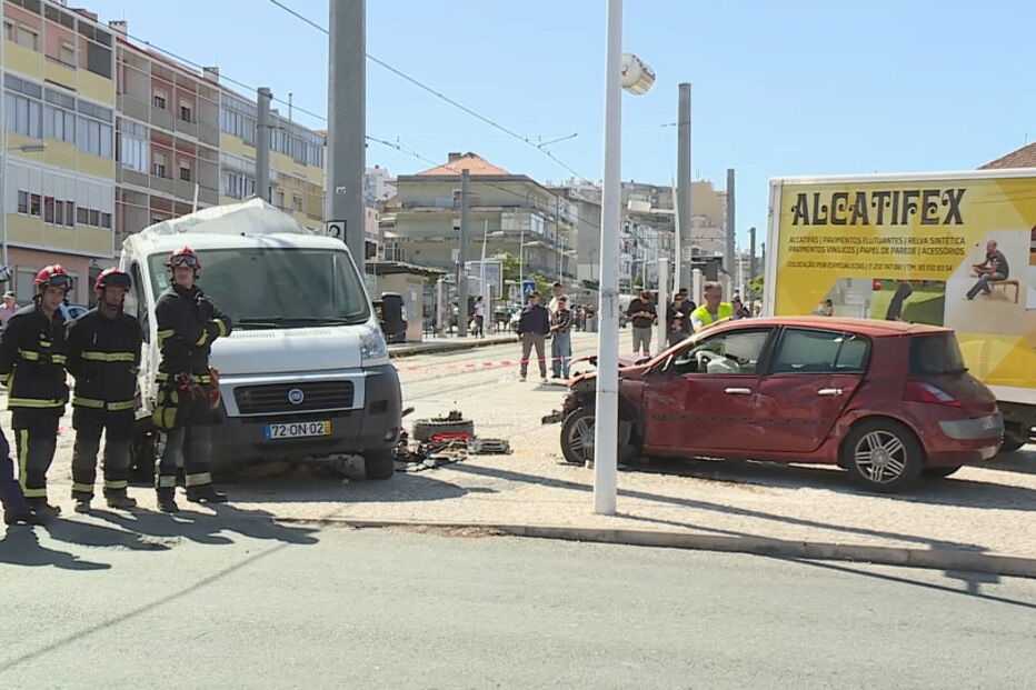 Metro descarrila e embate contra carros em Almada. Uma criança entre os seis feridos