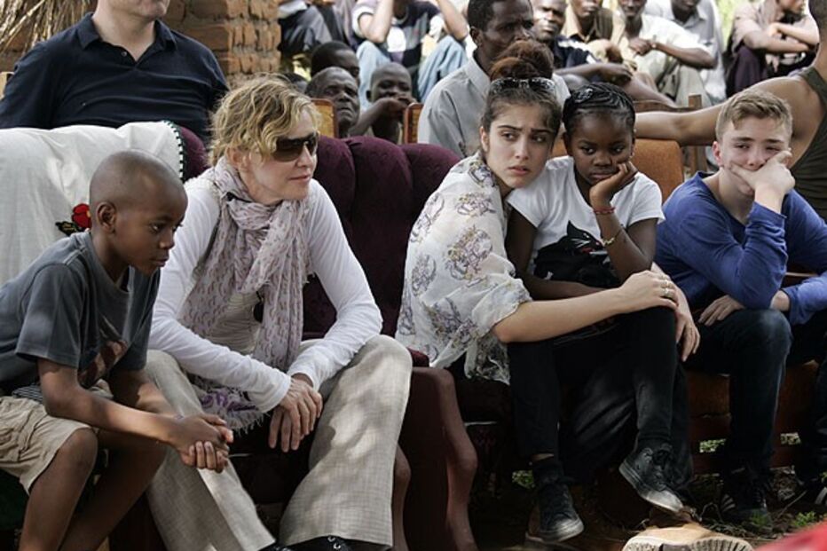 Madonna e os meninos.jpg